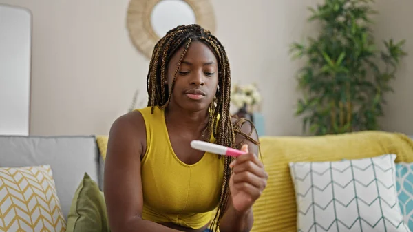 Afrikaans Amerikaanse Vrouw Houden Zwangerschapstest Met Ernstige Gezicht Thuis — Stockfoto