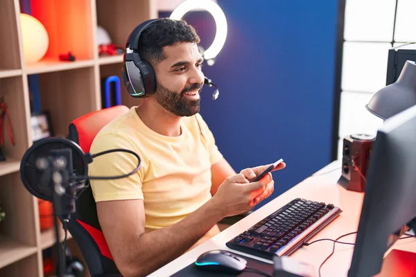 Young Arab Man Streamer Using Computer Smartphone Gaming Room —  Fotos de Stock