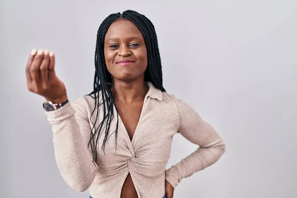 Afrykańska Kobieta Warkoczami Stojąca Białym Tle Robi Włoski Gest Ręką — Zdjęcie stockowe