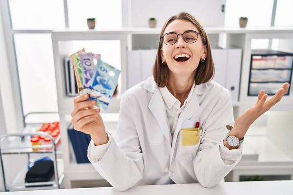 Mladá Běloška Lékař Žena Drží Kanadské Dolary Bankovky Slaví Vítězství — Stock fotografie