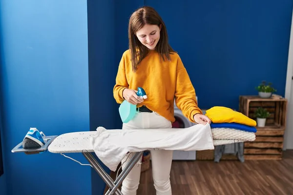 Genç Sarışın Kadın Çamaşırhanede Gömleğine Sıvı Sürerek Ütü Yapıyor — Stok fotoğraf