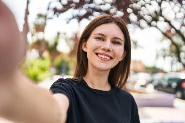 Joven Rubia Sonriendo Confiada Haciendo Selfie Por Cámara Parque —  Fotos de Stock