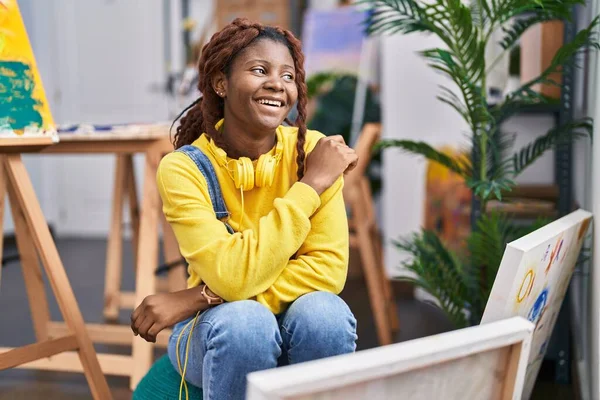 Afrykańska Amerykanka Artystka Uśmiecha Się Pewnie Studiu Sztuki — Zdjęcie stockowe