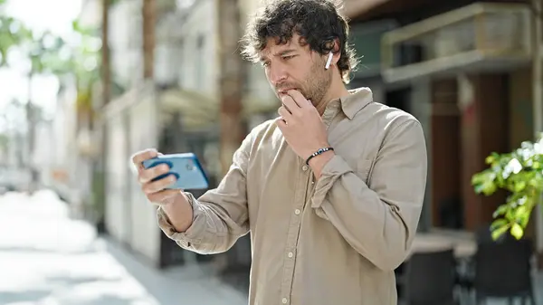 Sokak Ortasında Toplanmış Akıllı Telefondan Video Izleyen Genç Bir Spanyol — Stok fotoğraf