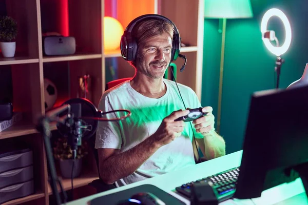 Genç Sarışın Adam Oyun Odasında Joystick Kullanarak Video Oyunu Oynuyor — Stok fotoğraf