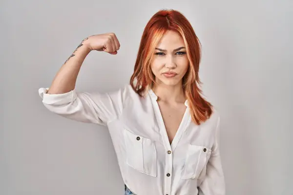 Young Caucasian Woman Standing Isolated Background Strong Person Showing Arm — Stock Photo, Image
