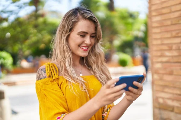 Νεαρή Γυναίκα Χαμογελά Αυτοπεποίθηση Βλέποντας Βίντεο Στο Smartphone Στο Δρόμο — Φωτογραφία Αρχείου