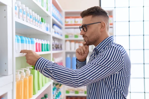 Young Hispanic Man Customer Looking Shelving Pharmacy — Stock Photo, Image