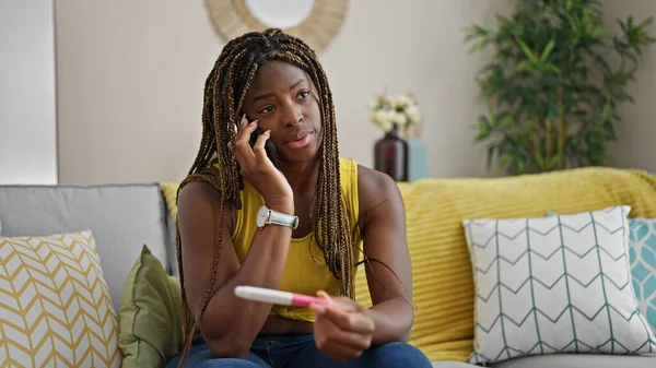 Mujer Afroamericana Hablando Smartphone Con Prueba Embarazo Casa — Foto de Stock