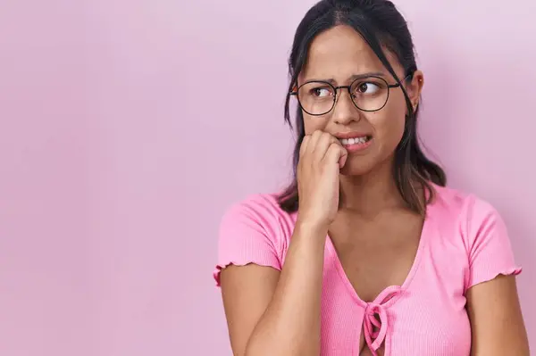 Hispanic Young Woman Standing Pink Background Wearing Glasses Looking Stressed — Stock Photo, Image