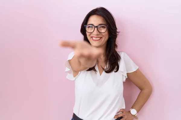Orta Yaşlı Spanyol Kadın Günlük Beyaz Tişört Gözlük Takıyor Gülümsüyor — Stok fotoğraf