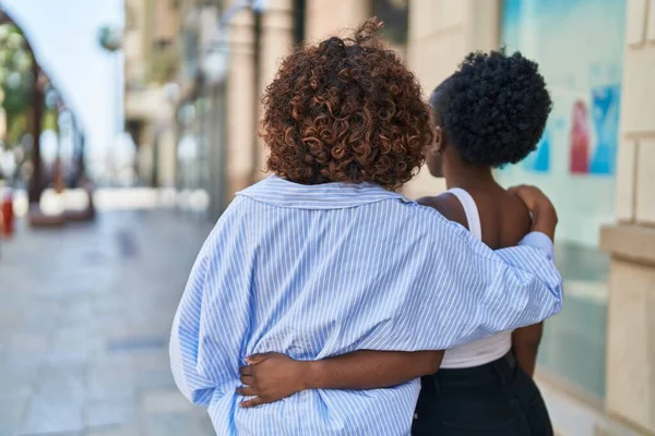 African American Women Mother Daughter Hugging Each Other Street — Photo