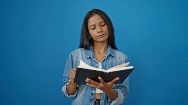 アフリカ系アメリカ人女性の本を読んで疑いの表現で隔離された青の背景 — ストック写真
