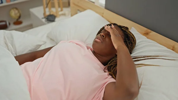 Afroamerykanka Cierpiąca Ból Głowy Leżąca Łóżku Sypialni — Zdjęcie stockowe