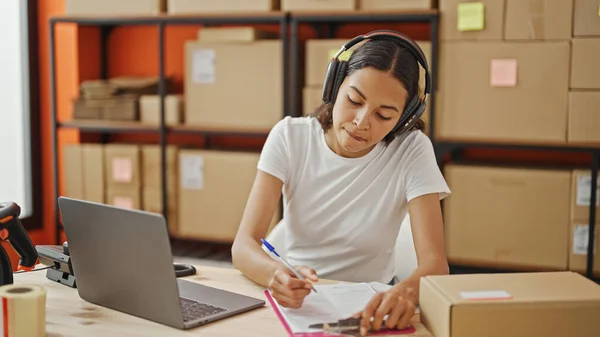 African American Woman Ecommerce Business Worker Using Laptop Headphones Writing — Stock Photo, Image