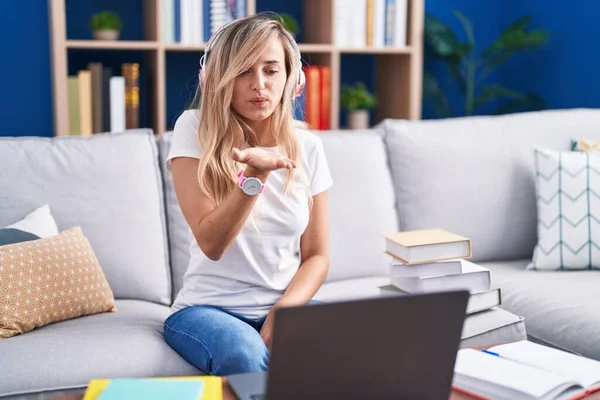 Junge Blonde Frau Die Hause Mit Dem Computer Laptop Lernt — Stockfoto