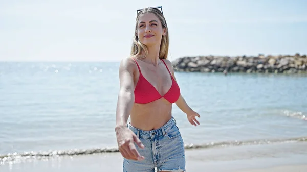Joven Mujer Rubia Turista Sonriendo Confiada Vistiendo Bikini Bailando Playa — Foto de Stock