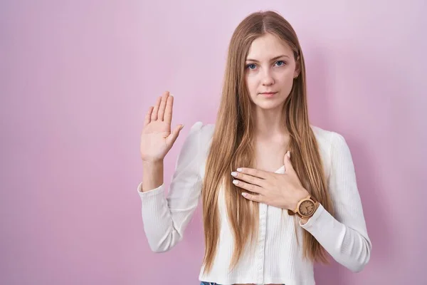 Jonge Blanke Vrouw Staat Roze Achtergrond Vloeken Met Hand Borst — Stockfoto