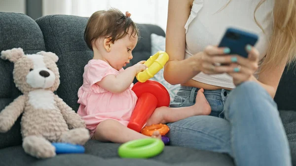 Anne Kızı Evde Çember Oynarken Akıllı Telefon Kullanıyorlar — Stok fotoğraf