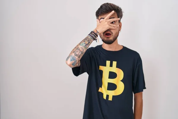 Junger Hispanischer Mann Mit Tätowierungen Bitcoin Shirt Der Schockiert Gesicht — Stockfoto