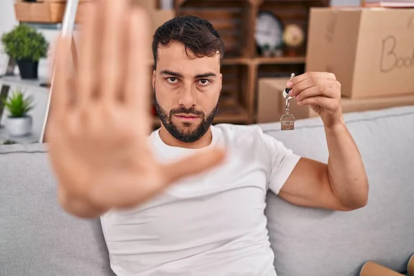 Yakışıklı Spanyol Bir Adam Yeni Evin Anahtarlarını Elinde Tutuyor Eli — Stok fotoğraf