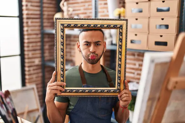 Junger Hispanischer Mann Der Mit Leerem Rahmen Und Lustigem Gesicht — Stockfoto