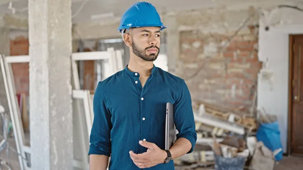 Young Hispanic Man Architect Wearing Hardhat Holding Laptop Construction Site — Stock Photo, Image