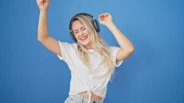 Junge Blonde Frau Hört Musik Und Tanzt Vor Isoliertem Blauen — Stockfoto