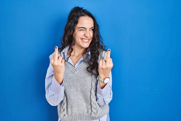 Young Brunette Woman Standing Blue Background Showing Middle Finger Doing — Zdjęcie stockowe