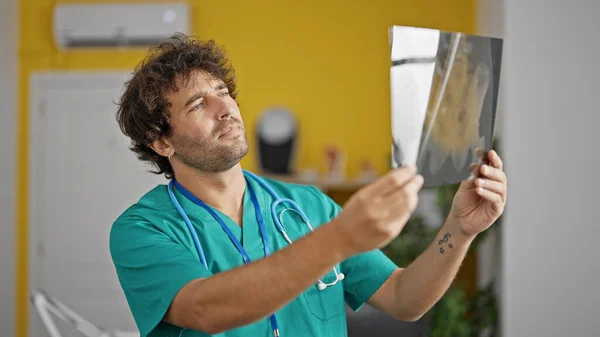 Young Hispanic Man Doctor Looking Xray Clinic — Stock Photo, Image