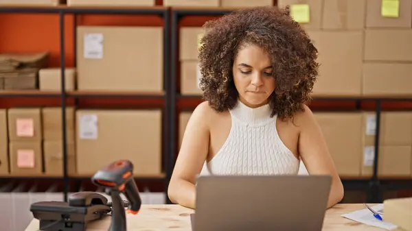 Young Beautiful Hispanic Woman Ecommerce Business Worker Using Laptop Working — 图库照片