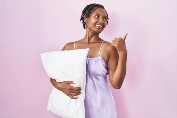 Femme Africaine Avec Dreadlocks Portant Pyjama Étreignant Oreiller Souriant Avec — Photo