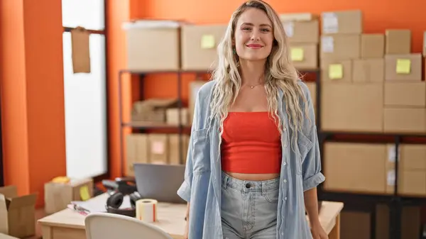 Genç Sarışın Kadın Adamı Ofiste Kendine Güvenen Bir Şekilde Gülümsüyor — Stok fotoğraf