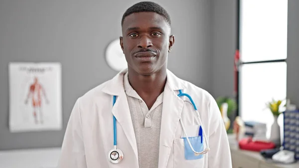 非洲裔美国人医生站在诊所 表情严肃 — 图库照片