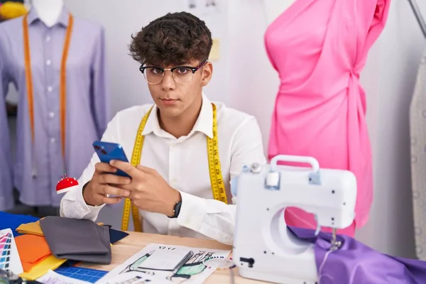 Jong Hispanic Tiener Kleermaker Met Behulp Van Smartphone Maat Winkel — Stockfoto