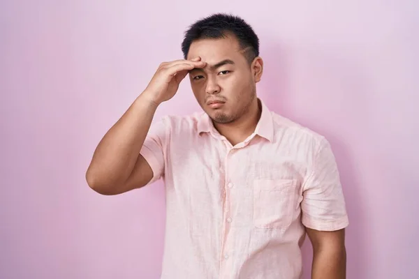Chinese Young Man Standing Pink Background Worried Stressed Problem Hand — Stock Photo, Image