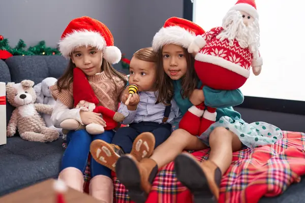 Groupe Enfants Embrassant Assis Sur Canapé Par Décoration Noël Maison — Photo