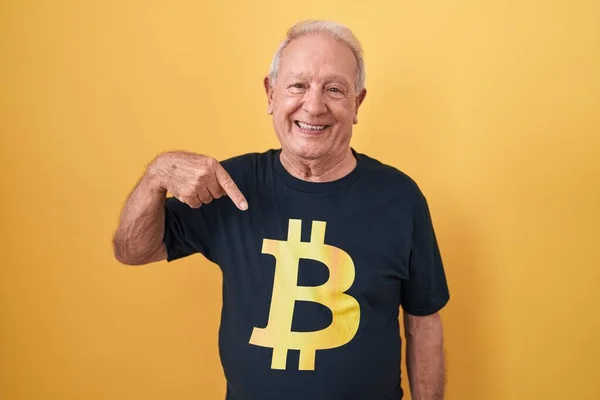 Homem Sênior Com Cabelos Grisalhos Vestindo Camiseta Bitcoin Olhando Confiante — Fotografia de Stock