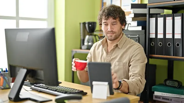Young Hispanic Man Business Worker Using Touchpad Drinking Coffee Office — Stock Photo, Image