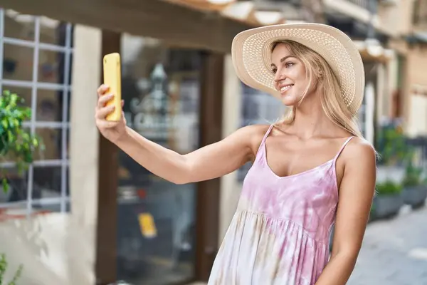 Ung Blond Kvinna Turist Ler Säker Göra Selfie Med Smartphone — Stockfoto