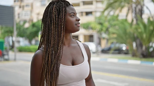 Afro Amerikaanse Vrouw Zoek Naar Hemel Met Serieuze Expressie Straat — Stockfoto