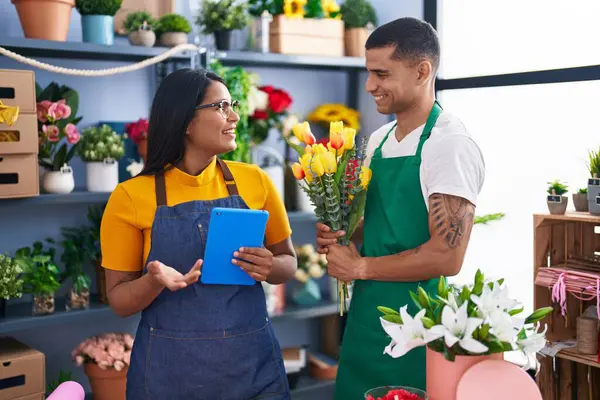 Man Woman Florists Using Touchpad Holding Bouquet Flowers Florist — Stock Photo, Image