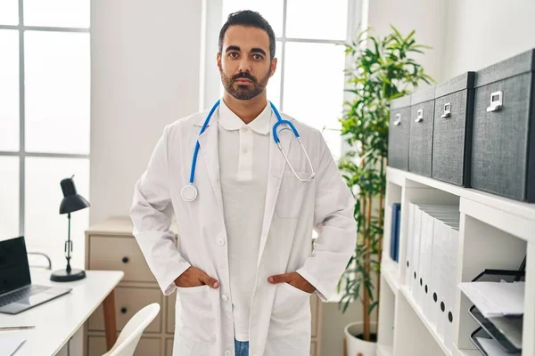 Young Hispanic Man Wearing Doctor Uniform Standing Clinic — Foto Stock