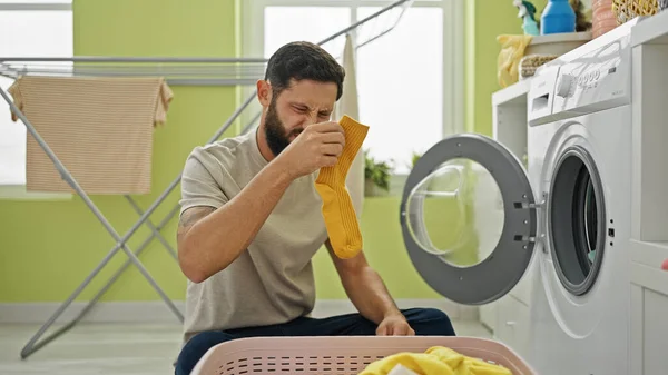 Jonge Latino Man Wassen Kleren Ruiken Vuile Sok Wasruimte — Stockfoto