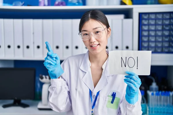 Kinesisk Ung Kvinna Som Arbetar Forskare Laboratorium Håller Ingen Fana — Stockfoto