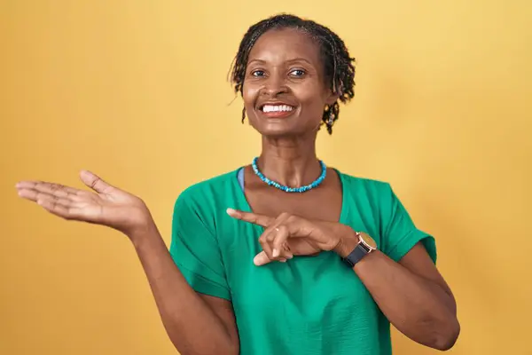Mujer Africana Con Rastas Pie Sobre Fondo Amarillo Sorprendida Sonriendo — Foto de Stock