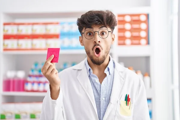 Араб Бородой Работающий Аптеке Презервативом Улыбающийся Счастливой Прохладной Улыбкой Лице — стоковое фото