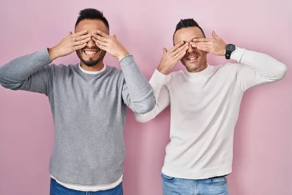 Casal Homossexual Sobre Fundo Rosa Cobrindo Olhos Com Mãos Sorridentes — Fotografia de Stock