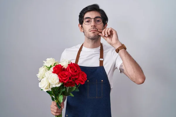 Молодой Латиноамериканец Держит Букет Белых Красных Роз Рот Губы Закрытыми — стоковое фото