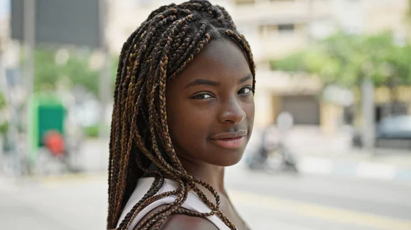 Mujer Afroamericana Sonriendo Confiada Pie Calle —  Fotos de Stock